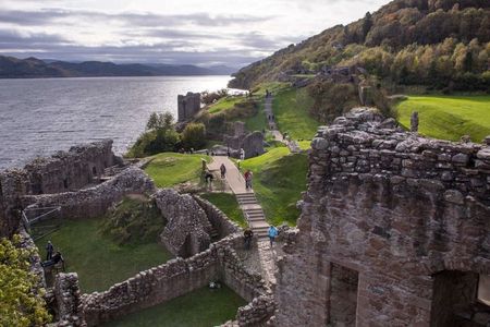 Edinburgh: Eilean Donan, Loch Ness & Glenfinnan - 2 Day Tour