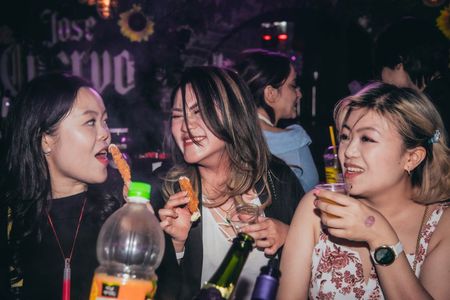 Seoul: Itaewon Premium Pub Crawl with VIP Bottle Service