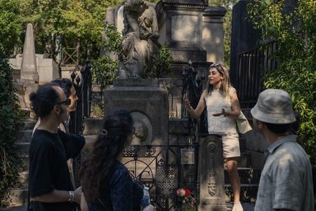 Paris: Pere Lachaise Cemetery Famous Graves and Ghosts Tour
