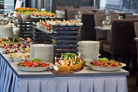 Budapest : All-You-Can-Eat Gourmet Dinner Cruise & Unlimited Wine