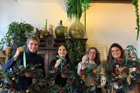 Creat your everlasting Christmas wreath with hot drink