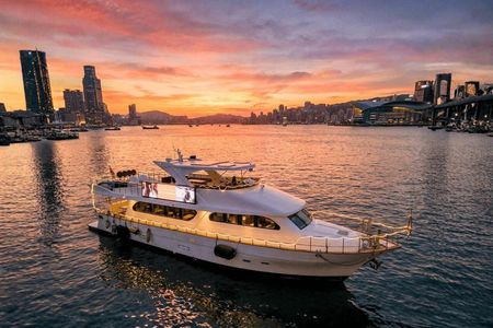 Victoria Harbour Yacht Night Cruise - DREAMER：Tourguide & Photos