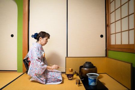 Kyoto: Tea Ceremony Experience in a small tea room