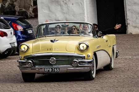 Classic Car Sightseeing Ride in Helsinki and Nuuksio with Locals