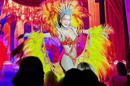 Chiang Mai: Ladyboy Cabaret – Stories, Dinner and Sparkle