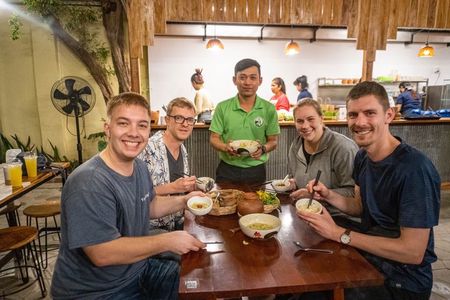 Phnom Penh Evening Foodie Guided Tour with Drinks