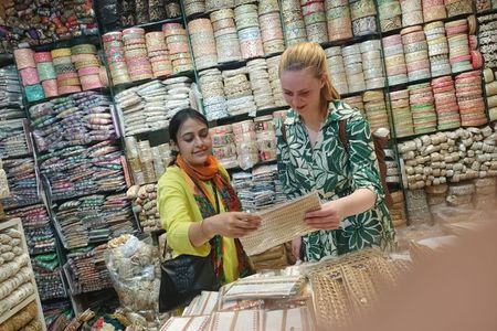 Private Delhi Shopping Tour with Female Guide