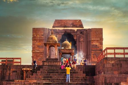 Bhimbetka & Bhojpur Temple Guided Day Trip from Bhopal