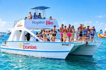 Private Boat Tour in Punta Cana with Open Bar, Snorkeling & swimm
