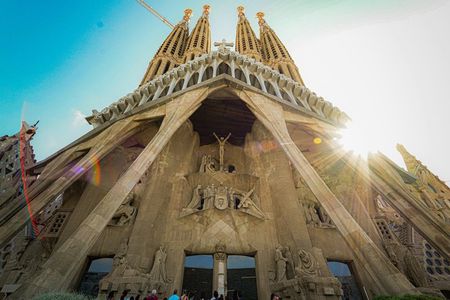 Best of Barcelona: Sagrada Familia & Park Guell Tour with Pick-up