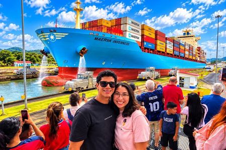 Private Tour from the Airport: Canal, Old Town and Amador