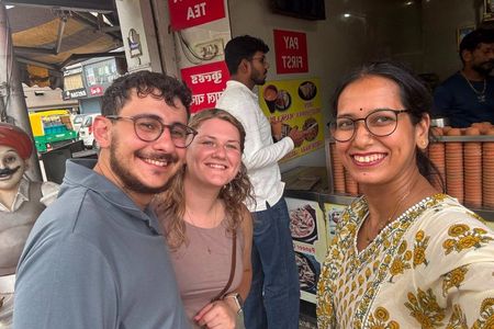 Udaipur: Old city Tuk Tuk Ride & Food Tour with Female guide