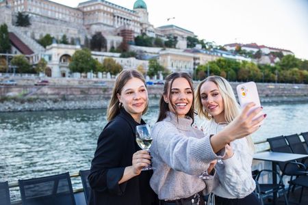 Budapest: Evening River Cruise With Unlimited Drinks