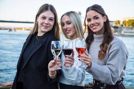 Budapest: Evening River Cruise With Unlimited Drinks