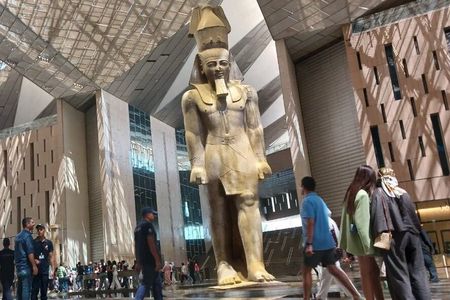 Private Tour:Giza Pyramids, GEM & Bazaar,Tickets & Lunch INCLUDED