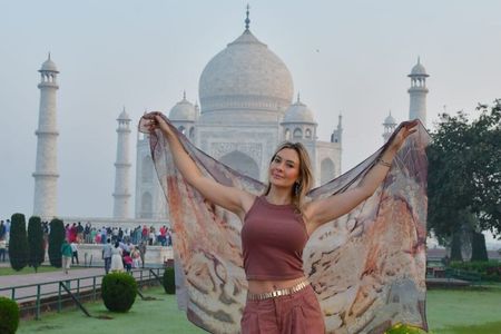 Taj Mahal and Agra Private Car Tour from Delhi with 5* Lunch