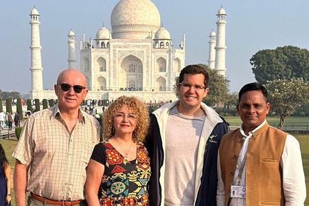 1-Day Trip to Taj Mahal, Agra from Bangalore with Both Side Commercial Flights