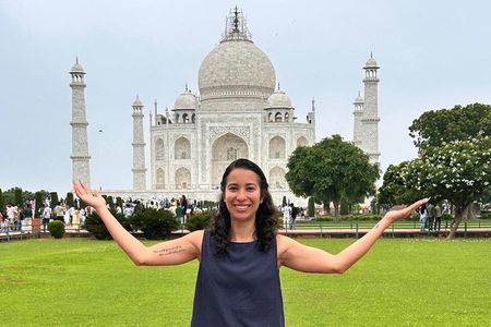Day Trip to Taj Mahal and Agra from Kolkata with Both Side Commercial Flights