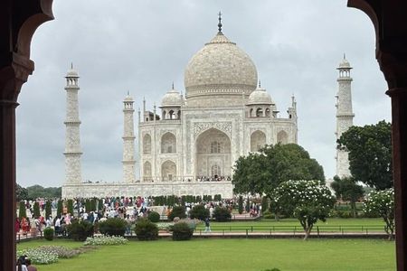2-Day Tour to The Taj Mahal, Agra from Mumbai with Both Side Commercial Flights