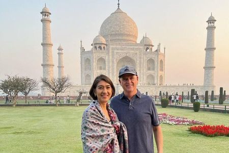 Private 2-Day Tour to The Taj Mahal and Agra with Both Side Commercial Flights