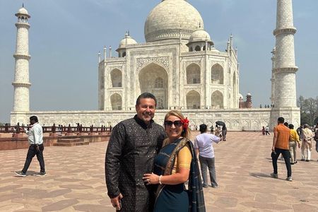 1-Day Trip to Taj Mahal and Agra from Mumbai with Both Side Commercial Flights