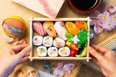 Tokyo: 2-Hour Tsukiji Fish Market Tour & Sushi Making Class