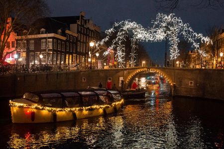 Amsterdam Light Festival: Canal Cruise + Snack & Unlimited Drinks