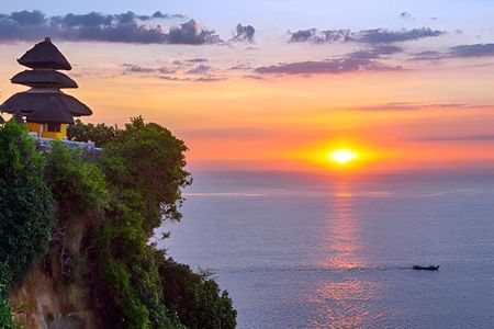 Uluwatu Sunset Kecak & Romantic Beach Dinner in Jimbaran