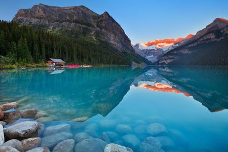 8 Iconic Stops. 12 Comfy Seats. See Banff's Best in First Class.