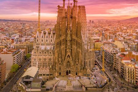 Barcelona in 1 Day: Sagrada Familia, Park Guell,Old Town & Pickup