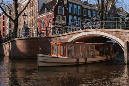 Amsterdam: 2-Hour Canal Cruise incl. Drinks & Dutch Snacks