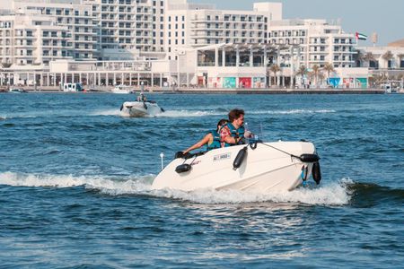 Abu Dhabi: Yas Island 90min Self Drive Speedboat Tour- With Guide