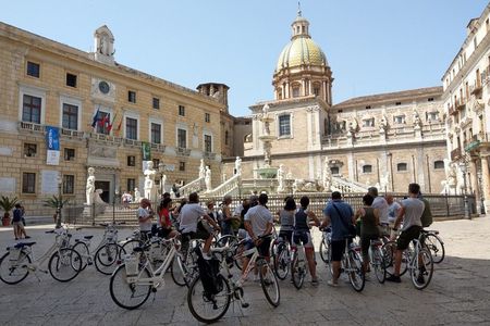 Bike tour of the historic center of Palermo with tasting