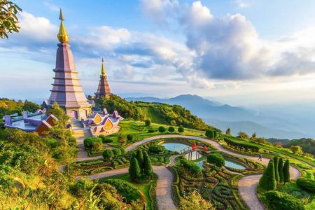 Chiang Mai: Doi Inthanon, Twin Pagodas & Waterfalls Tour
