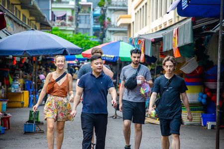 Private Ha Long Culinary Experience & Bai Tu Long Bay Tour