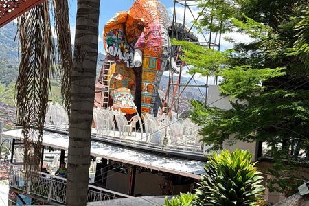 Private Tour Comuna 13 with Cable Car Ride
