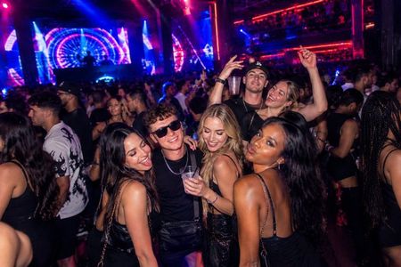 Las Vegas HipHop Club Crawl: Party Bus, Free Drinks & VIP Entry