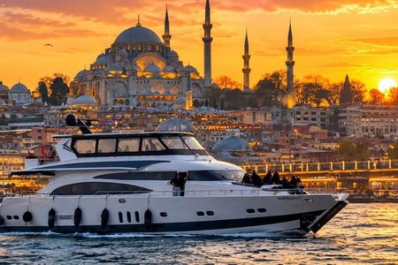 Istanbul Bosphorus Sunset Luxury Yacht Cruise with Snacks
