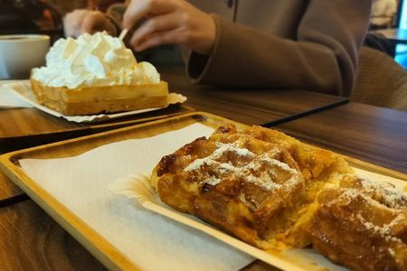 Brussels Private Walking Tour with Belgian Beer & Waffle Tasting