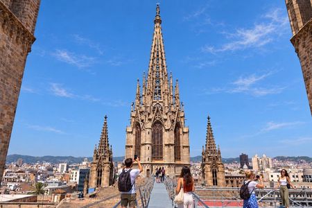 Barcelona Cathedral: Ticket, Guided Tour, Terrace + VR Experience
