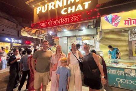 Udaipur: Old city Tuk Tuk Ride & Food Tour with Female guide