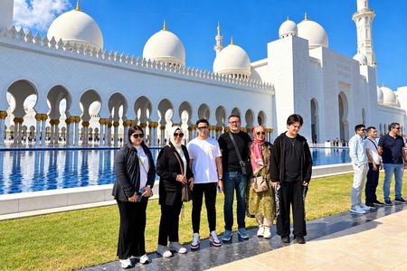 From Dubai: Abu Dhabi Sheikh Zayed Grand Mosque Guided Tour