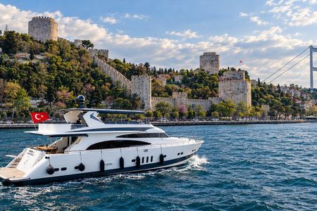 Istanbul Luxury Bosphorus Yacht Cruise with Asian Side Stop