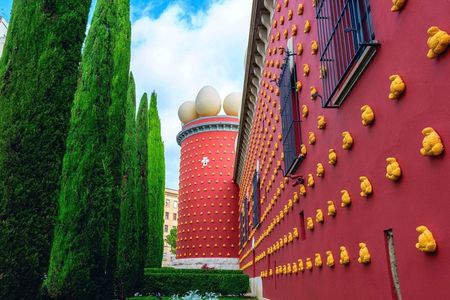 Girona & Dali Museum Small Group Tour with Pick-up from Barcelona