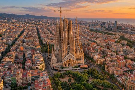 Barcelona in 1 Day: Sagrada Familia, Park Guell,Old Town & Pickup
