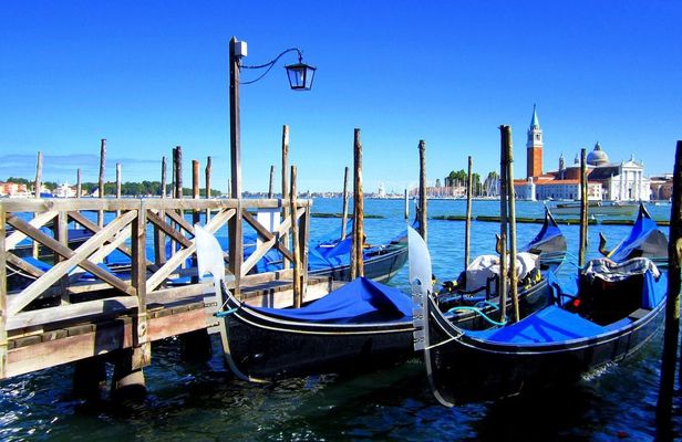 Morning walking tour of Venice with St. Mark's Basilica and gondola ride