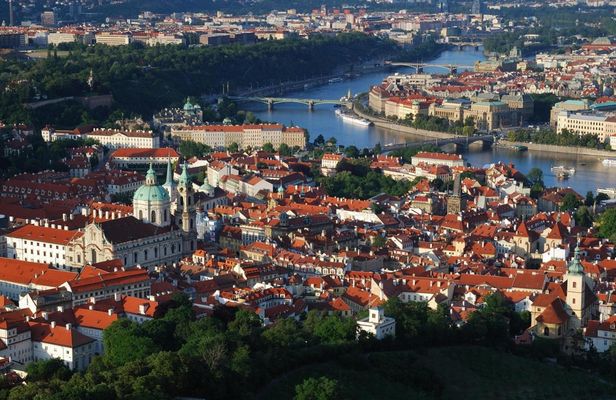 Prague full-day sightseeing tour with lunch and river cruise
