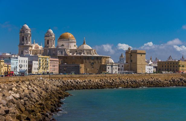 Gourmet tapas and wine tasting tour in Cádiz