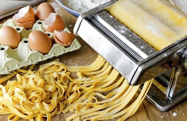 Exclusive cooking lesson, lunch and grocery tour in Rome