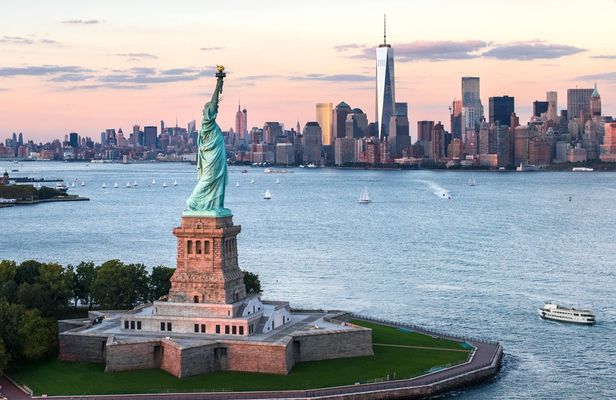 New York City landmarks sightseeing cruise with tour guide